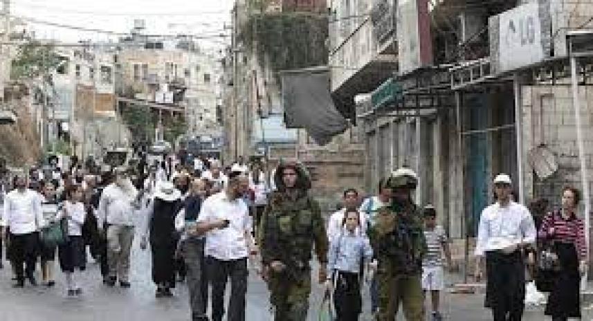 ٣-1جنود العدو وقطعان المستوطنين يحاصرون الفلسطينيين في الخليل