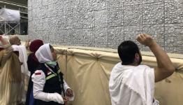 الحجاج يواصلون رمي الجمرات