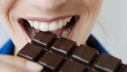 تناول الشوكولاتة الداكنة