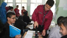 أحد الكشفيين يقوم بتكبيس كتاباًُ