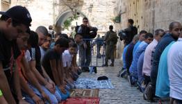 الفلسطينيون يصلّون في الطرقات المحيطة بالأقصى