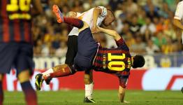 سقوط ميسي في مباراة فالنسيا وبرشلونا 
