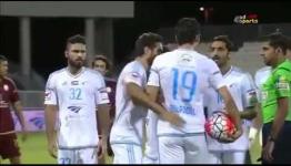 شجار لاعبون على تنفيذ ركلة جزاء 
