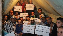 الوفد السويدي وفلسطينيون داخل خيمة الاعتصام