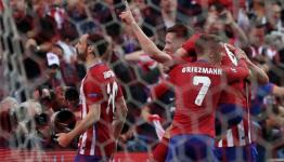 لاعبو أتلتيكو مدريد يحتفلون بالهدف