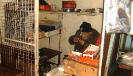 الساعاتي غازي أثناء عمله 