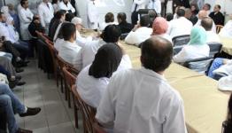 صورة للأطباء أثناء الاجتماع