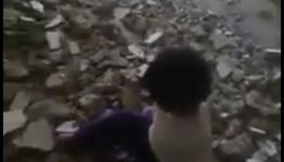 السقوف المتصدعة تهدد حياة الطفلة 