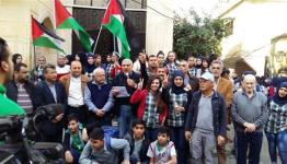  طلاب فلسطينيون أمام مدخل مخيّم برج البراجنة