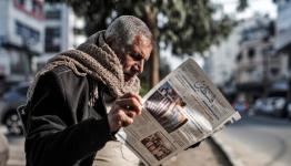 لاجئ فلسطيني يقرأ جريدة