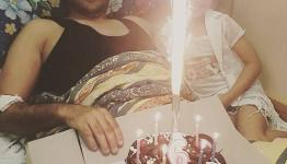 صورته مع ابنته أثناء احتفاله بعيد ميلادها قبل استشهاده