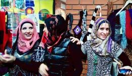 الفلسطينية نور شحادة مع صديقاتها في اليونان