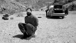 الجندي الاسرائيلي خارج السيارة المسروقة