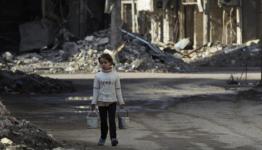  طفلة قلسطينية تبحث عن ماء 