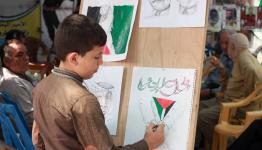 الطفل حذيفة يرسم للاسرى