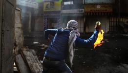 إلقاء زجاجة حارقة