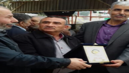 تقديم الدرع التكريمي