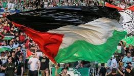 جمهور  سلتيك  الاسكتلندي يرفع الأعلام الفلسطينية