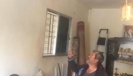 غنام يشير إلى سقف منزله المتصدع