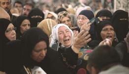 فلسطينية تبكي طالبةً الحصول على تأشيرة لدخول مصر عبر معبر رفح الذي فتحته السلطات المصرية ليومين ابتداء من يوم أمس 