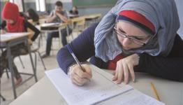 طالبة فلسطينية في قاعة الامتحان