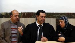 والدي الشهيد محمد أبو خضير يتوسطهما محامي قضيته
