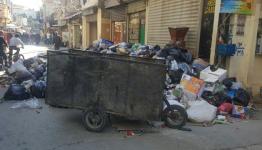 إغلاق الشارع الفوقاني بالنفايات