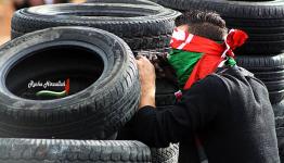 شاب فلسطيني يحتمي بالاطارات