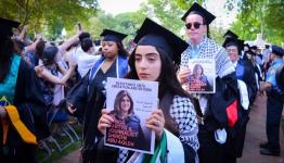 طالبة ترفع علم فلسطين