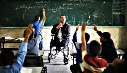 استاذ فلسطيني يدرس رغم الاعاقة
