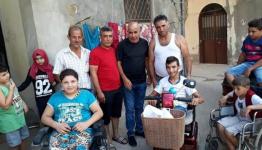فرحة عائلة العريض لتأمين كرسيين كهربائيين لولديهما