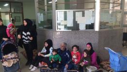 عائلات فلسطينية تعتصم داخل عيادة الأونروا في البارد 