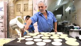 بائع فلسطيني يحضر الحلويات الخاصة برمضان