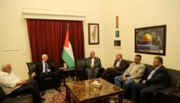 الاحمد والقيادات الفلسطينية في السفارة