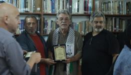 الجراح اليوناني أثناء تكريمه بمخيم شاتيلا