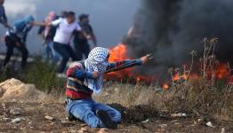 فلسطيني يرشق الحجارة على العدو