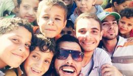 نشطاء فلسطينيون يساعدون اطفال فلسطينيين