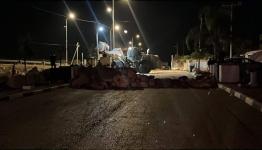 حواجز ترابية على مدخل قصرة