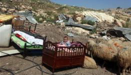 طفل فلسطيني داخل سريره بعد هدم الاحتلال الاسرائيلي منزل العائلة في خربة طانا قرب نابلس امس