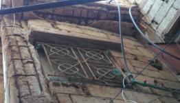 بيوت آيلة للسقوط بمخيمات لبنان
