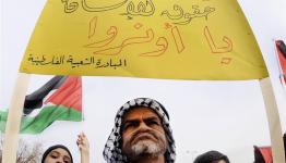 عجوز على أبواب مؤسسات الأونروا 