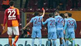 لاعب يرفع الكرت الاحمر بوجه الحكم