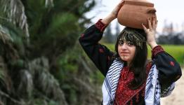 أمرأة بالزي الفلسطيني