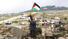 مسن يرفع العلم الفلسطيني