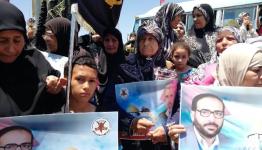 فلسطينيات يجلن في الجنوب 