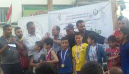توزيع المدليات على الاطفال الفائزين بالماراثون