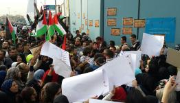 حشد جماهير من امام مركز الاونروا الرئيسي في بيروت