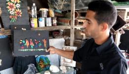 فلسطيني يصمم لوحات فنية من الحصى