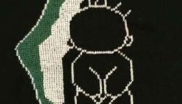 حنظلة أمام خارطة فلسطين 