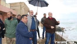 كوردوني يتفقد المنازل المتضررة من البحر في الرشيدية (تصوير موقع مخيم الرشيدية)